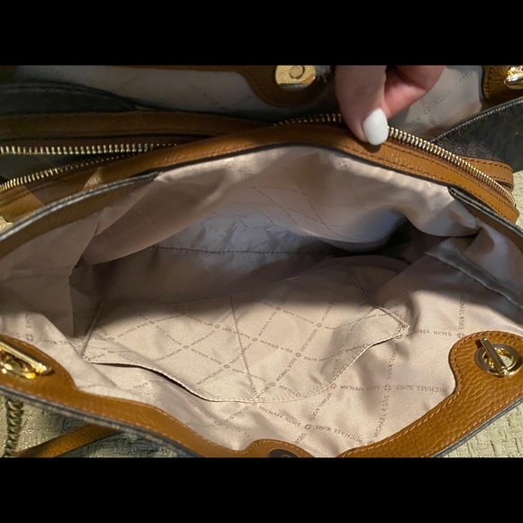 Brown & Gold Michael Kors w/ matching Wallet - Picture 4 of 10